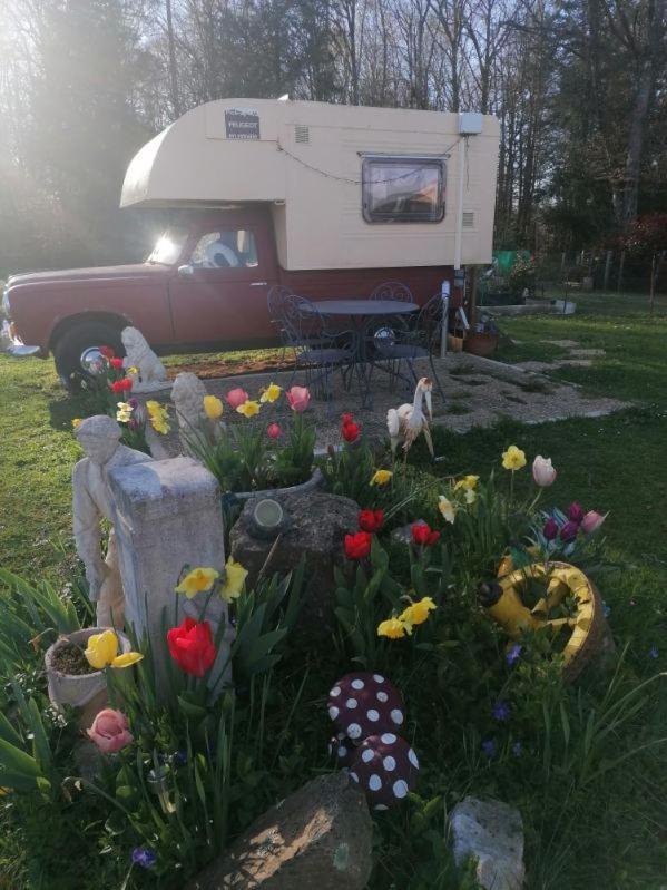 Bed and Breakfast La Roulotte Des Trois Arbres Oradour-sur-Glane Exterior foto