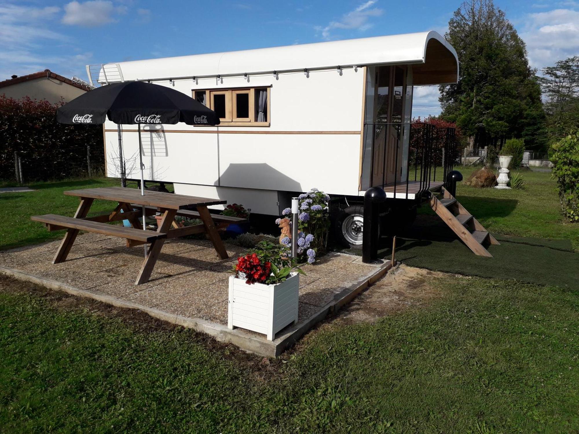 Bed and Breakfast La Roulotte Des Trois Arbres Oradour-sur-Glane Exterior foto
